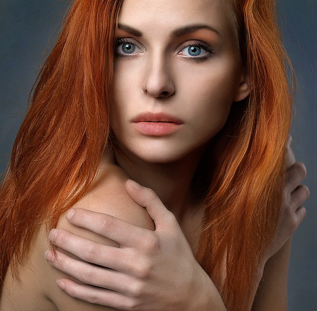 žena s dlouhými vlasy